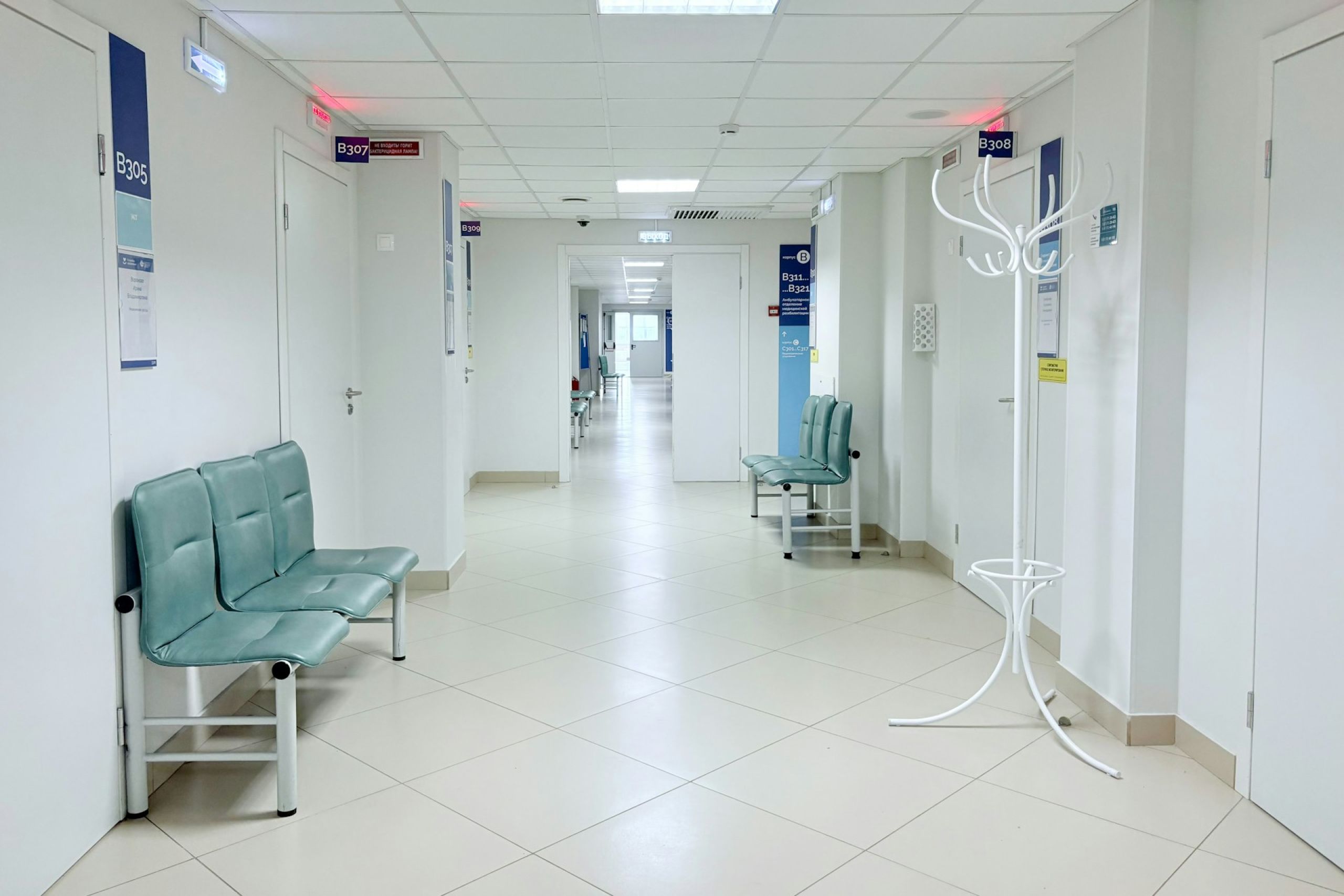 Corredor vazio de clínica com cadeiras de espera, ilustrando ação de cobrança movida por operadora de plano de saúde
