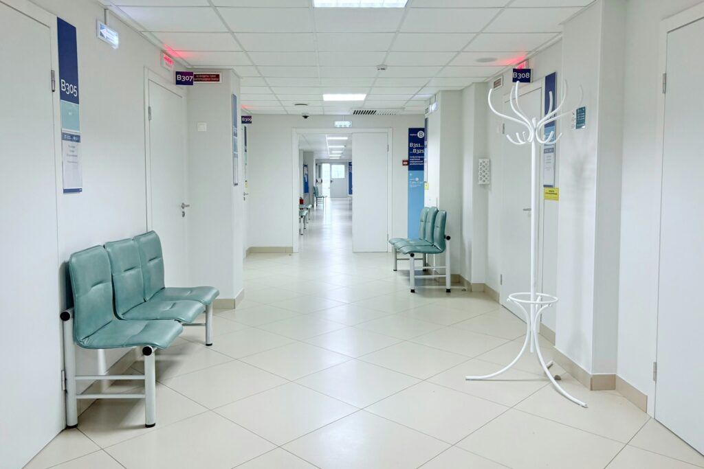 Corredor vazio de clínica com cadeiras de espera, ilustrando ação de cobrança movida por operadora de plano de saúde
